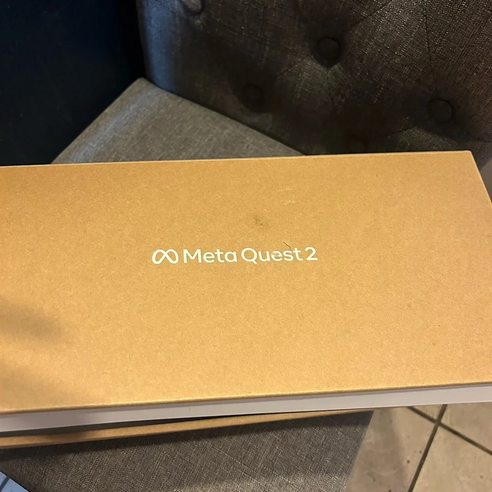 Oculus White Standalone VR Headset with Controllers